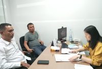 Ket Foto : Cassarolly Sinaga SH MH, Bersama Kliennya David Parlindungan, Korban Kehilangan Uang Dari Rekening Bank BCA Cabang Dumai, Saat Mendampingi Klien nya di Bank BCA Cabang Dumai