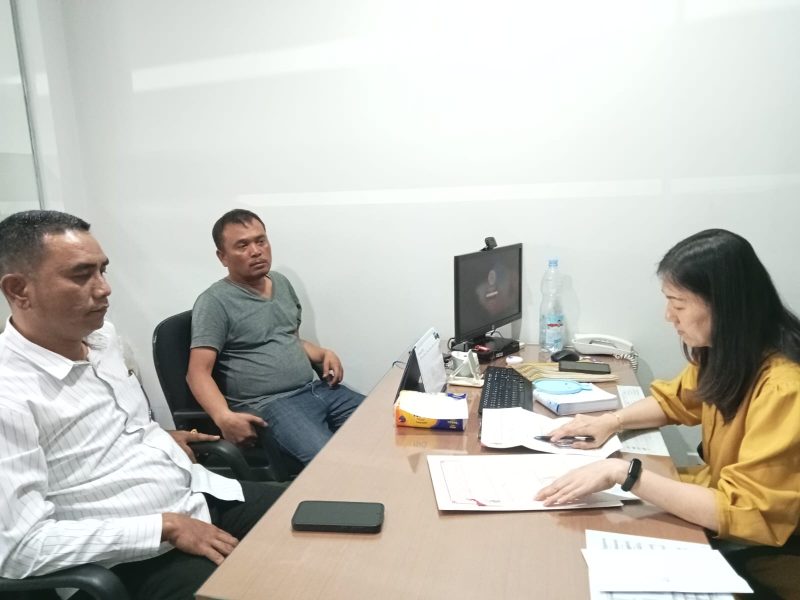Ket Foto : Cassarolly Sinaga SH MH, Bersama Kliennya David Parlindungan, Korban Kehilangan Uang Dari Rekening Bank BCA Cabang Dumai, Saat Mendampingi Klien nya di Bank BCA Cabang Dumai