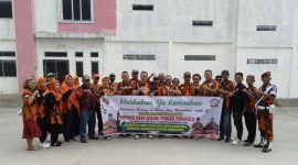 Ket. Foto : Foto Bersama Pimpinan Anak Cabang (PAC) Pemuda Pancasila, Kecamatan Siak Hulu, Sebelum Penyerahan Bantuan, Minggu (09/03/2025) di seputaran perkantoran PAC PP Siak Hulu. 