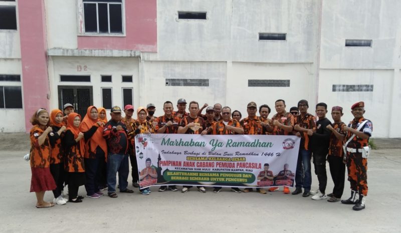 Ket. Foto : Foto Bersama Pimpinan Anak Cabang (PAC) Pemuda Pancasila, Kecamatan Siak Hulu, Sebelum Penyerahan Bantuan, Minggu (09/03/2025) di seputaran perkantoran PAC PP Siak Hulu. 