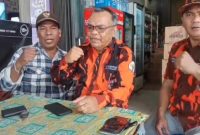 Ket. Foto : Ketua PAC PP Siak Hulu, Edward Situmorang (ditengah) Bersama, Sekretaris PAC Goldwin Simarmata dan Bendahara PAC Alex Sandra
