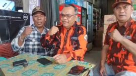 Ket. Foto : Ketua PAC PP Siak Hulu, Edward Situmorang (ditengah) Bersama, Sekretaris PAC Goldwin Simarmata dan Bendahara PAC Alex Sandra
