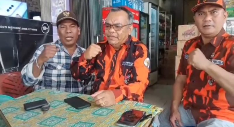 Ket. Foto : Ketua PAC PP Siak Hulu, Edward Situmorang (ditengah) Bersama, Sekretaris PAC Goldwin Simarmata dan Bendahara PAC Alex Sandra

