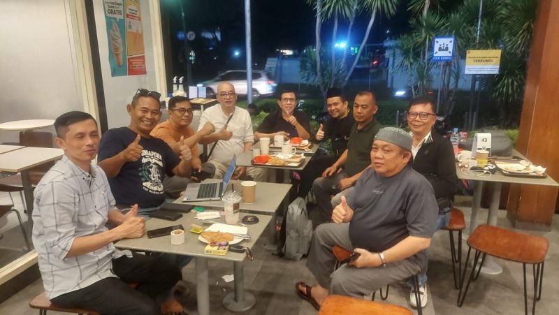 Ket. Foto : Plt PWI Jawa Barat, HRM Danang Donoroso, Duduk Bersama M. Solikin, Wakil Ketu Umum APERSI, sebelum kunjungan ke loksi proyek rumah subsidi, Rabu (23/04/2025) di Kecamatan Kemang, Kabupaten Bogor. 