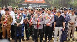 Ket. Foto : Kapolri Jenderal Listyo Sigit Prabowo saat membuka kegiatan Jambore Karhutla Riau 2025.