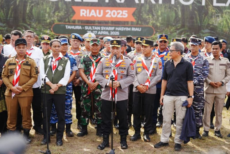 Ket. Foto : Kapolri Jenderal Listyo Sigit Prabowo saat membuka kegiatan Jambore Karhutla Riau 2025.