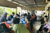 Ket. Foto : Masyarakat Menyampaikan Aspirasi Kepada Anggota DPRD Kampar, Yohanes Lindung Mangatas Simbolon, saat reses masa sidang kedua tahun 2024/2025.