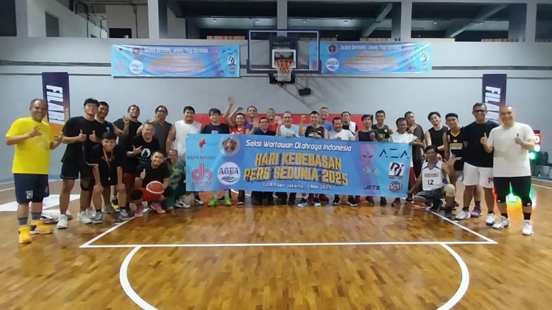 Teks. Foto : Ketua Umum PWI Pusat Hendry Ch Bangun, Bersama Tim Basket Siwo PWI Pusat. 