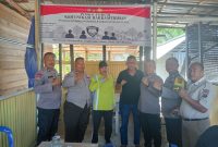 Ket. Foto : Kanit Binmas Polsek Binawidya, Iptu Kamra Junaedy, Meninjau Salah Satu Posko Forum Komunikasi Harkamtibmas.