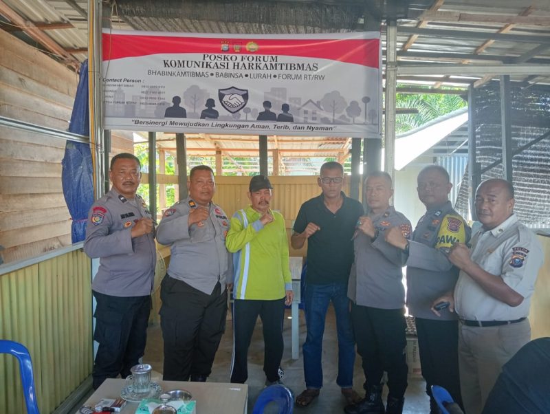 Ket. Foto : Kanit Binmas Polsek Binawidya, Iptu Kamra Junaedy, Meninjau Salah Satu Posko Forum Komunikasi Harkamtibmas.