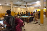 Ket. Foto : Pemain dan Wanita penjaga Meja Gelper di sebuah Roku di Kota Dumai