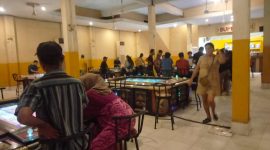 Ket. Foto : Pemain dan Wanita penjaga Meja Gelper di sebuah Roku di Kota Dumai