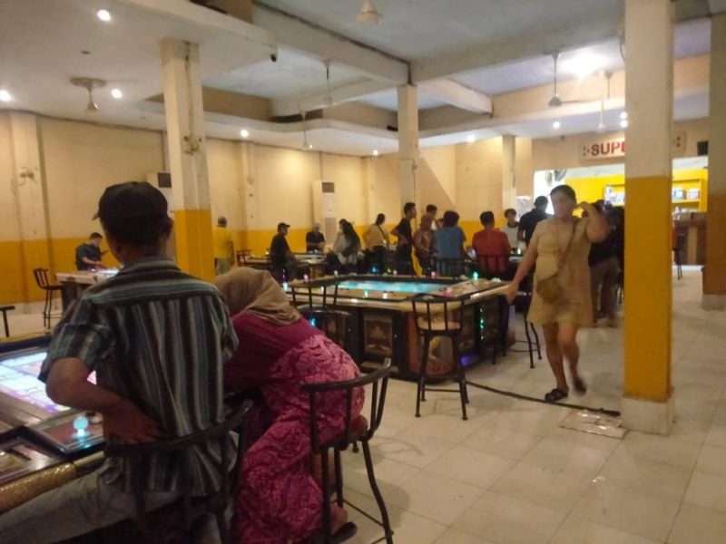 Ket. Foto : Pemain dan Wanita penjaga Meja Gelper di sebuah Roku di Kota Dumai
