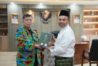 Ket. Foto : Gubernur Riau Abdul Wahid, memberikan cendramata kepada Ketua FD. F SPTI Riau, Saut Sihaloho berupa buku berjudul Tunjuk Ajar Melayu karya Tenas Effendi.
