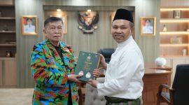 Ket. Foto : Gubernur Riau Abdul Wahid, memberikan cendramata kepada Ketua FD. F SPTI Riau, Saut Sihaloho berupa buku berjudul Tunjuk Ajar Melayu karya Tenas Effendi.