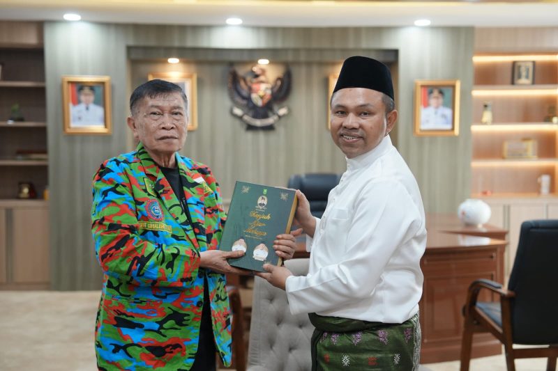 Ket. Foto : Gubernur Riau Abdul Wahid, memberikan cendramata kepada Ketua FD. F SPTI Riau, Saut Sihaloho berupa buku berjudul Tunjuk Ajar Melayu karya Tenas Effendi.