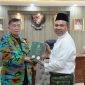 Ket. Foto : Gubernur Riau Abdul Wahid, memberikan cendramata kepada Ketua FD. F SPTI Riau, Saut Sihaloho berupa buku berjudul Tunjuk Ajar Melayu karya Tenas Effendi.