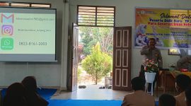 Ket. Foto : Kanit Binmas Polsek Binawidya, Iptu Kamra Junaedy, Saat Memberikan Penyuluhan Kepada Siswa-siswi baru SMK F Ikasari Pekanbaru. 