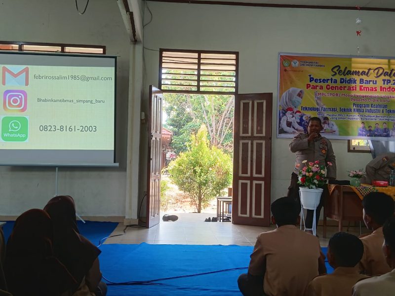 Ket. Foto : Kanit Binmas Polsek Binawidya, Iptu Kamra Junaedy, Saat Memberikan Penyuluhan Kepada Siswa-siswi baru SMK F Ikasari Pekanbaru. 
