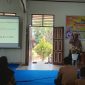Ket. Foto : Kanit Binmas Polsek Binawidya, Iptu Kamra Junaedy, Saat Memberikan Penyuluhan Kepada Siswa-siswi baru SMK F Ikasari Pekanbaru. 