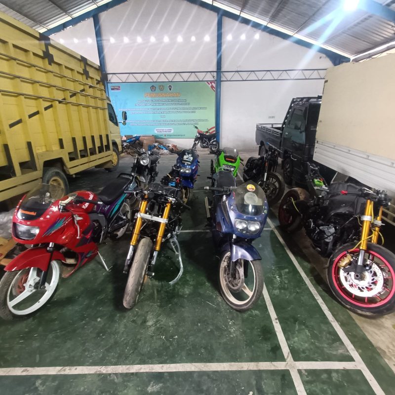 Ket. Foto : Sepeda Motor Asal Thailand, Hasil Tangkapan KPPBC TMP C Langsa. 