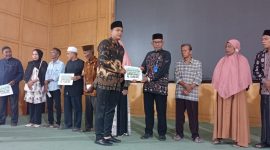 Ket. Foto : Penyaluran Zakat Infak dan Sedekah tahun 2024 dan penyaluran Zakat Asnaf Fakir dan Miskin tahun 2025, di Aula Gedung Cakra Donya Langsa Kota, Kamis (25 September 2025).