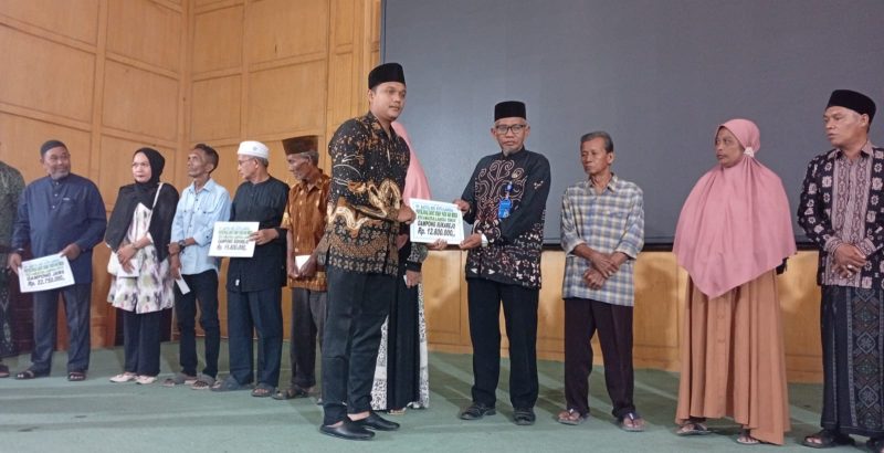 Ket. Foto : Penyaluran Zakat Infak dan Sedekah tahun 2024 dan penyaluran Zakat Asnaf Fakir dan Miskin tahun 2025, di Aula Gedung Cakra Donya Langsa Kota, Kamis (25 September 2025).