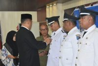 Ket. Foto : Kepala Dinas Pemberdayaan Masyarakat Gampong Al Azmi, S.STP, MSP, saat melantik dan mengambil sumpah 7 (tujuh) orang Pj Geuchik.