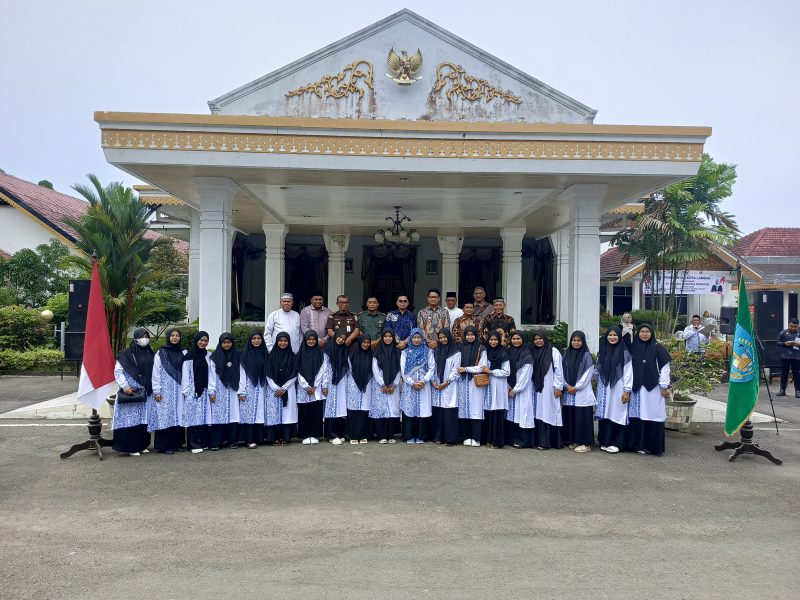 Ket. Foto : 45 Rombongan Kafilah Kota Langsa yang dilepas, Walikota Langsa Jeffry Sentana S Putra, SE, untuk mengikuti Musabaqah Tilawatil Qur'an (MTQ) XXXVII Aceh Tahun 2025.