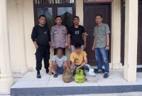 Ket. Foto : Maling Spesialis Bongkar Rumah, bersama barang bukti, saat di tangkap Personil Polsek Langsa. 