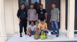 Ket. Foto : Maling Spesialis Bongkar Rumah, bersama barang bukti, saat di tangkap Personil Polsek Langsa. 