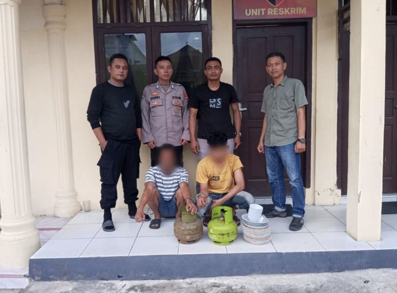 Ket. Foto : Maling Spesialis Bongkar Rumah, bersama barang bukti, saat di tangkap Personil Polsek Langsa. 