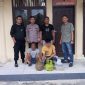 Ket. Foto : Maling Spesialis Bongkar Rumah, bersama barang bukti, saat di tangkap Personil Polsek Langsa. 