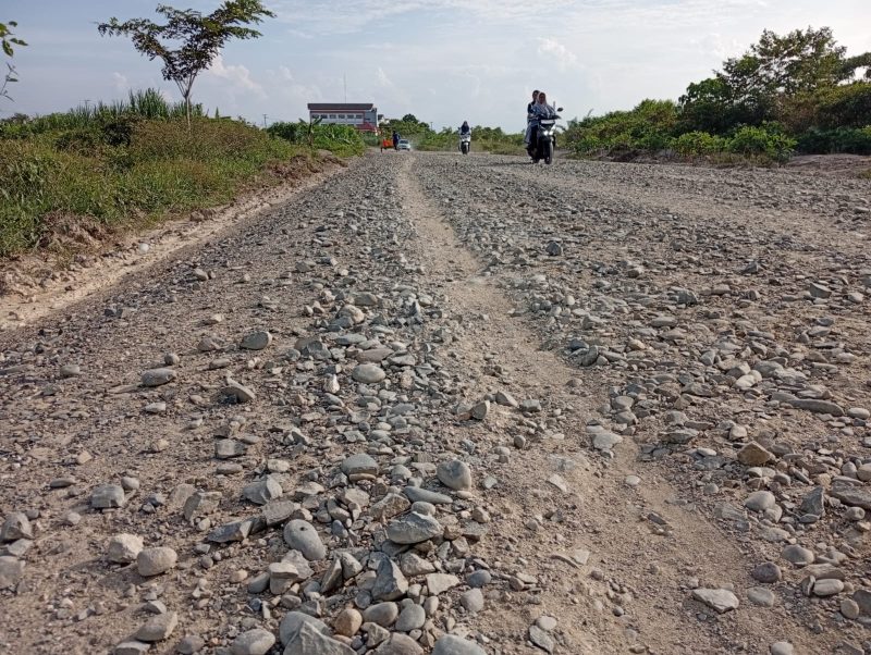 Ket. Foto : Material base course B yang digunakan terindikasi minim abu batu