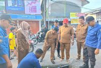 Ket. Foto ; Dinas PUPR, BPBD, dan DLH kota Langsa, gotong royong melaksanakan Normalisasi di Sejumlah, di titik Drainase yang rawan banjir, dalam wilayah kota Langsa, Senin (3 November 2025).