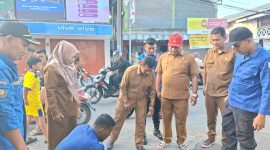 Ket. Foto ; Dinas PUPR, BPBD, dan DLH kota Langsa, gotong royong melaksanakan Normalisasi di Sejumlah, di titik Drainase yang rawan banjir, dalam wilayah kota Langsa, Senin (3 November 2025).