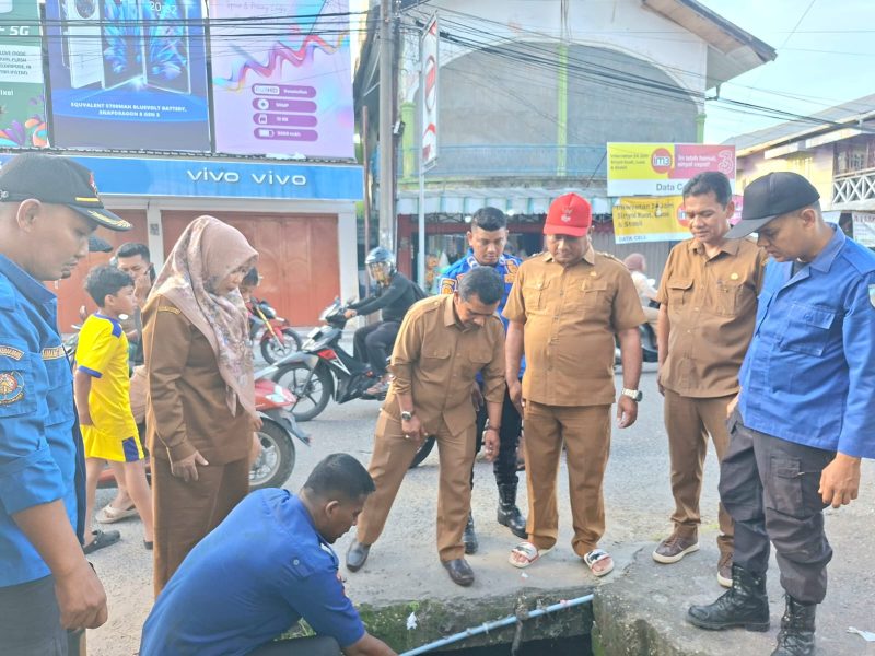 Ket. Foto ; Dinas PUPR, BPBD, dan DLH kota Langsa, gotong royong melaksanakan Normalisasi di Sejumlah, di titik Drainase yang rawan banjir, dalam wilayah kota Langsa, Senin (3 November 2025).