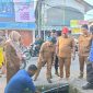 Ket. Foto ; Dinas PUPR, BPBD, dan DLH kota Langsa, gotong royong melaksanakan Normalisasi di Sejumlah, di titik Drainase yang rawan banjir, dalam wilayah kota Langsa, Senin (3 November 2025).