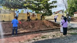 Ket. Foto : Camat Negeri Agung Hepi Haryanto,S.E. beserta staf Kecamatan Mengelar Jum'at, dilingkungan kantor kecamatan Kecamatan Negeri Agung, Jum'at (14/11/2025) 