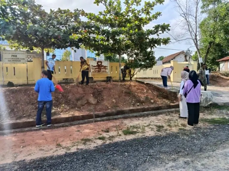 Ket. Foto : Camat Negeri Agung Hepi Haryanto,S.E. beserta staf Kecamatan Mengelar Jum'at, dilingkungan kantor kecamatan Kecamatan Negeri Agung, Jum'at (14/11/2025) 