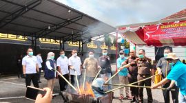 Ket. Foto : Kejari Way Kanan, Bersama Unsur Muspida, Musnahkan Barang Bukti Tindakan Kejahatan, di halaman Kantor Kejari Way Kanan Rabu,(19/11/2025)