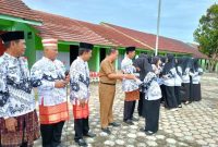 Ket. Foto : Camat Negeri Agung,  Hepi Haryanto,S.E. saat menghadiri Upacara Hari Guru Nasional di SMA N 1 Negeri Agung Selasa, (25/11/2025) 