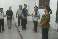 Ket. Foto : PPTSB Cabang Pelalawan, Menyerahkan Dana Apresiasi Kepada Anak- anak Anggota PPTSB, yang berprestasi.
