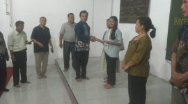Ket. Foto : PPTSB Cabang Pelalawan, Menyerahkan Dana Apresiasi Kepada Anak- anak Anggota PPTSB, yang berprestasi.
