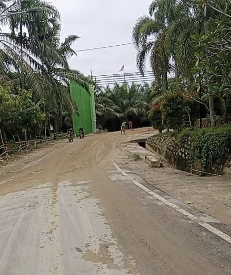 Ket. Foto : Jalan Becek dan Licin, akibat aktifitas pengangkutan Galian C