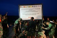 Ket. Foto : Satgas PHK, Memasang Ulang Plang Kawasan Hutan. 
