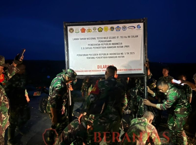 Ket. Foto : Satgas PHK, Memasang Ulang Plang Kawasan Hutan. 
