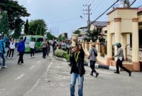 Ket. Foto : Aktivis mahasiswa dan pemerhati kebijakan publik, Afinas Qadafi, turun ke jalan mengkritik keras kinerja pemerintah yang tidak tanggap bencana.