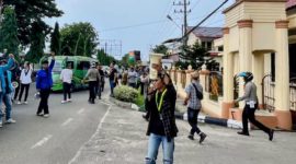 Ket. Foto : Aktivis mahasiswa dan pemerhati kebijakan publik, Afinas Qadafi, turun ke jalan mengkritik keras kinerja pemerintah yang tidak tanggap bencana.