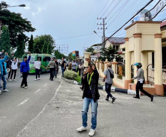 Ket. Foto : Aktivis mahasiswa dan pemerhati kebijakan publik, Afinas Qadafi, turun ke jalan mengkritik keras kinerja pemerintah yang tidak tanggap bencana.